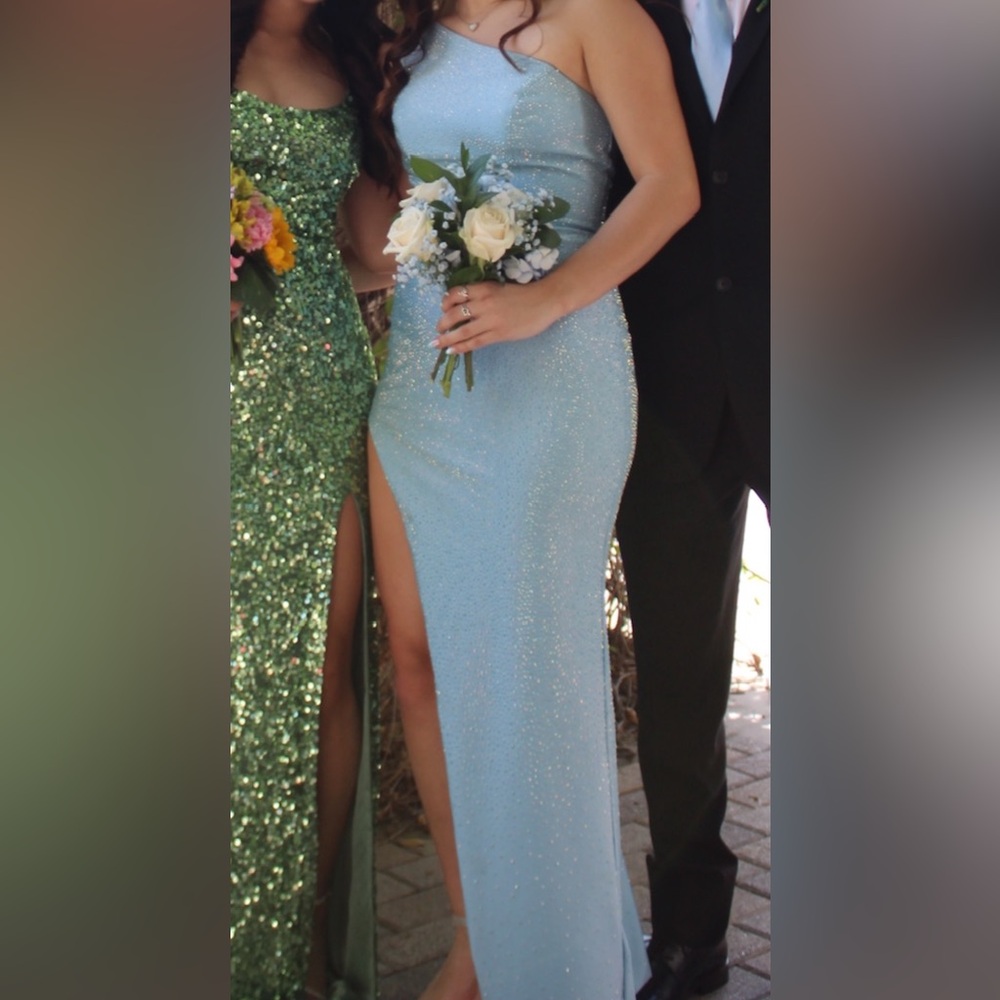 it’s a Sherri Hill size 4 !! Only worn twice
